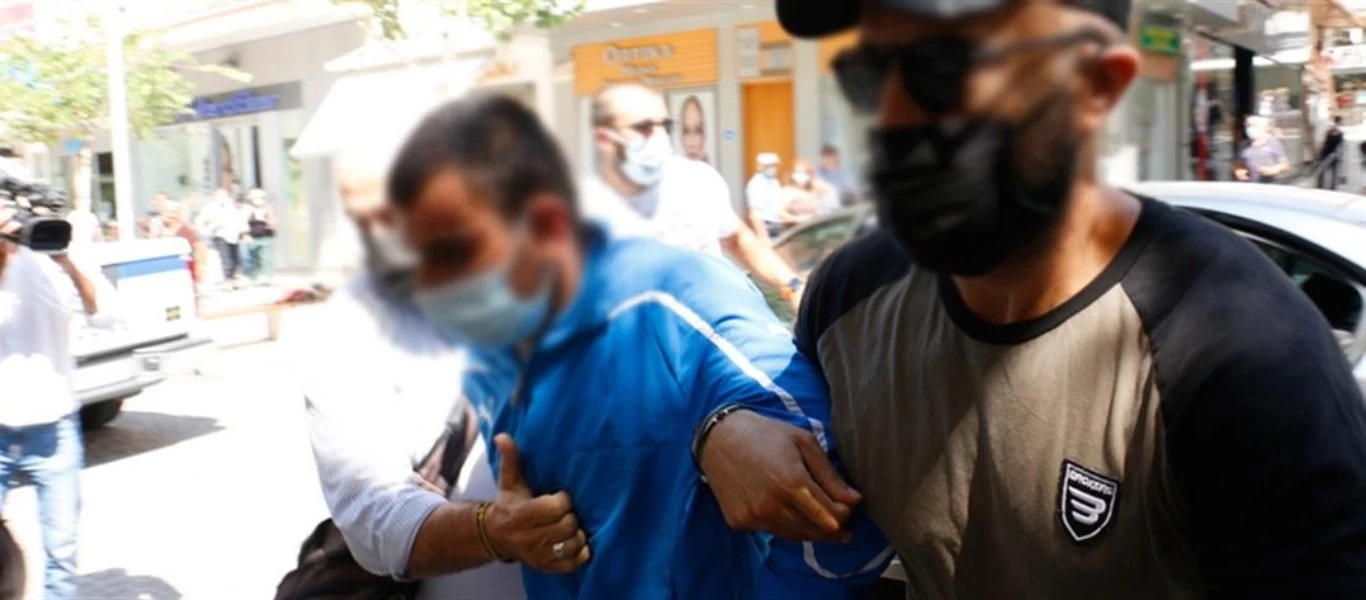 Δολοφονία στη Μεσάρα: Ένταση στα δικαστήρια κατά την άφιξη του Ρουμάνου δολοφόνου - Λιποθύμησε η μητέρα του θύματος